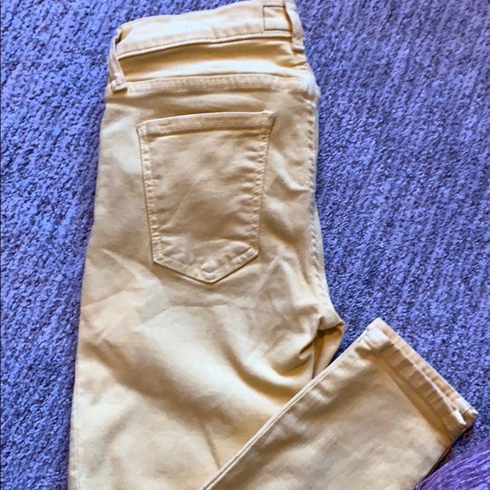 Amazing banana yellow jeans.